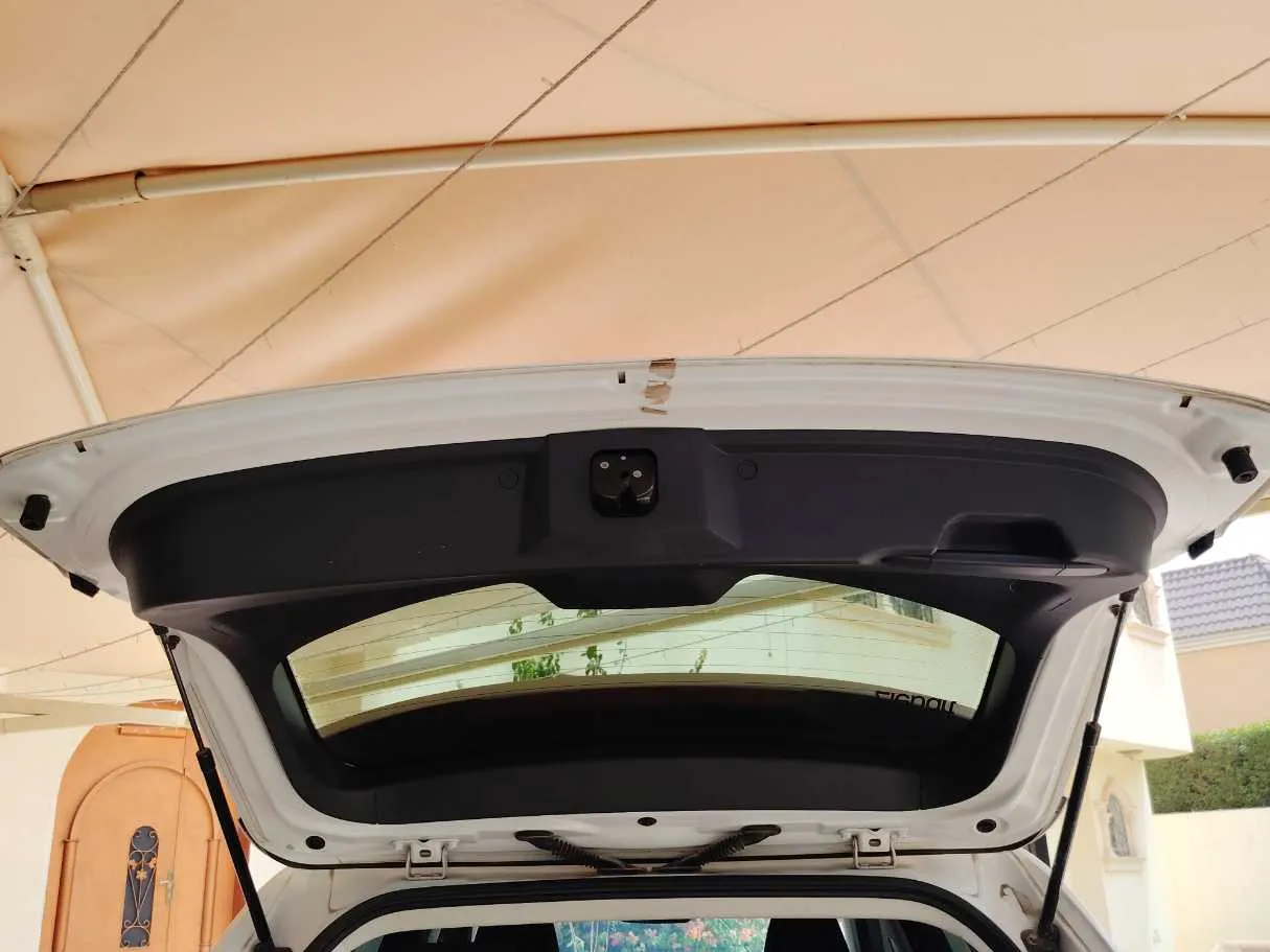 Car image 25