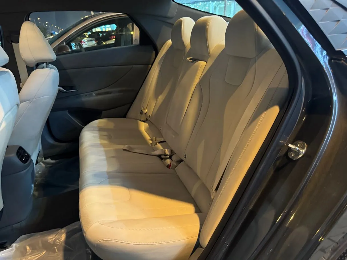 Car image 8
