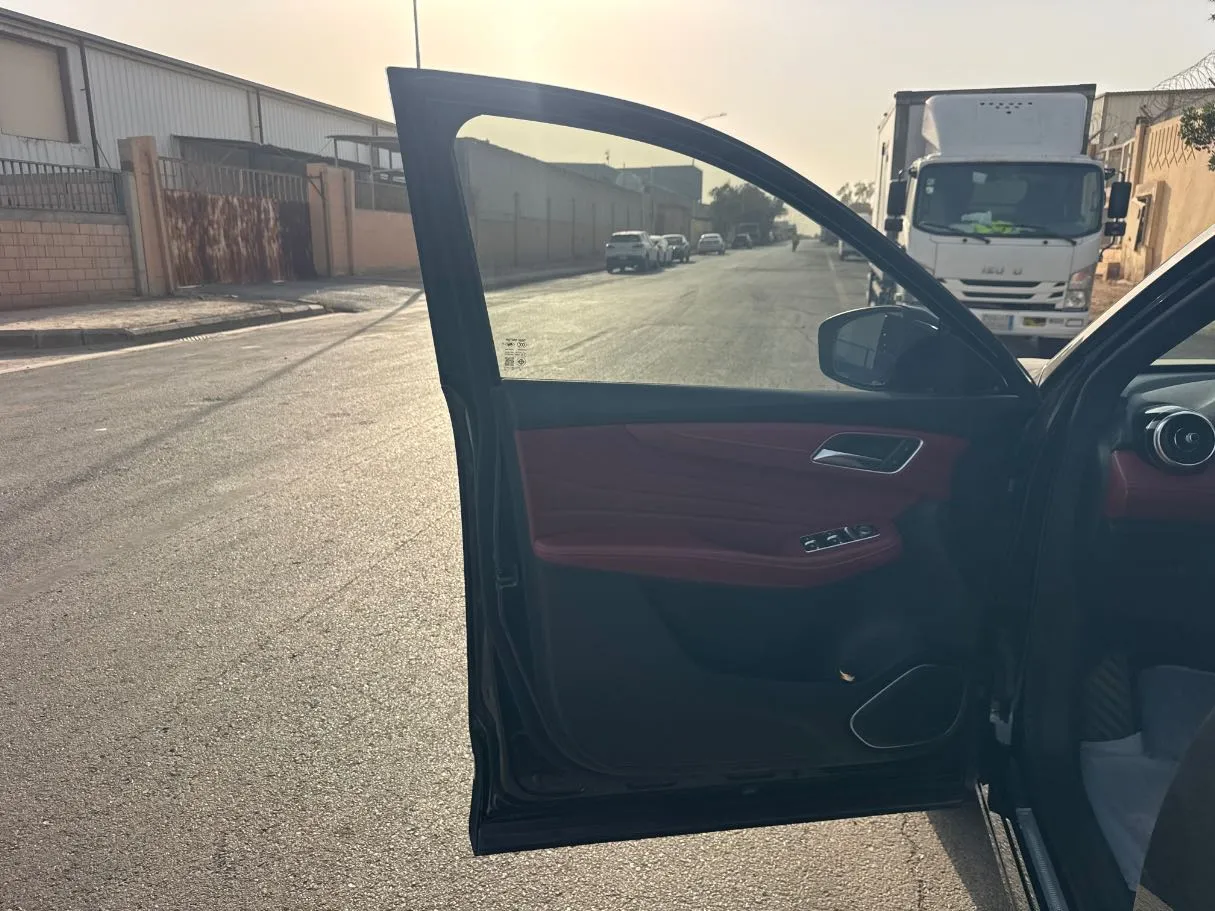 Car image 10