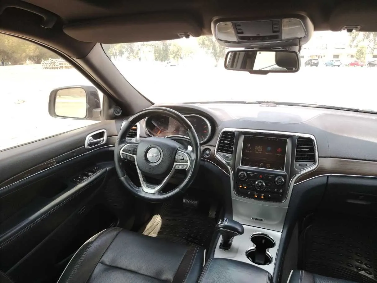 Car image 18