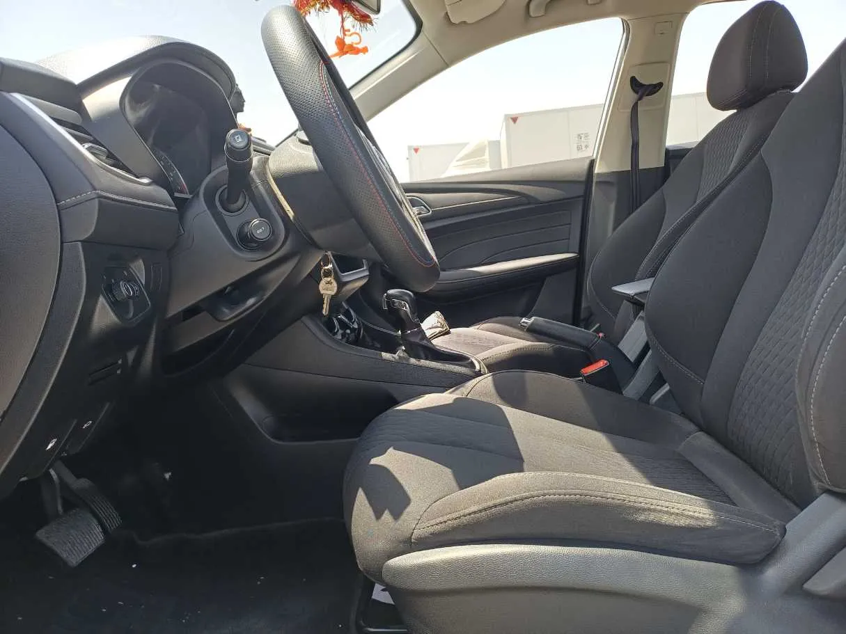 Car image 12