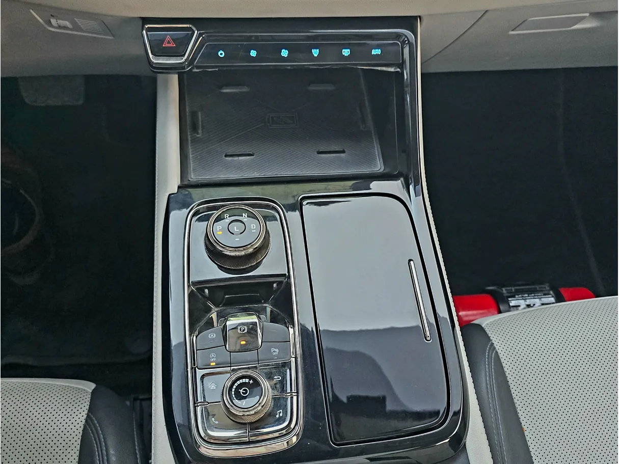 Car image 14