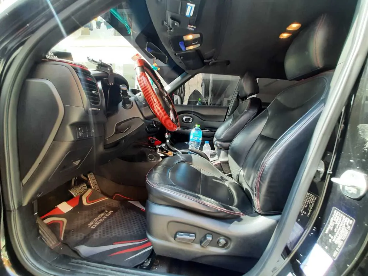Car image 12