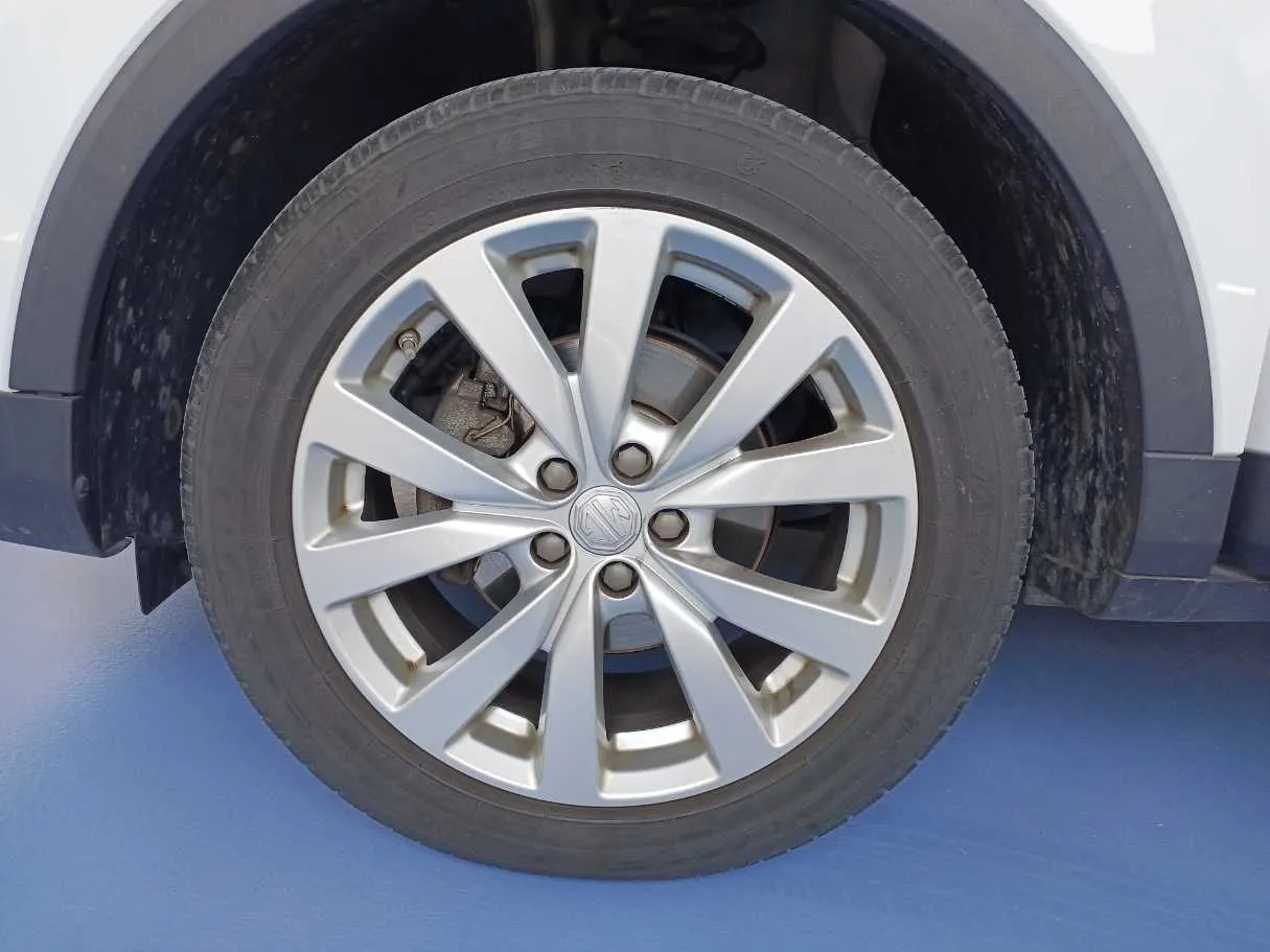Car image 9