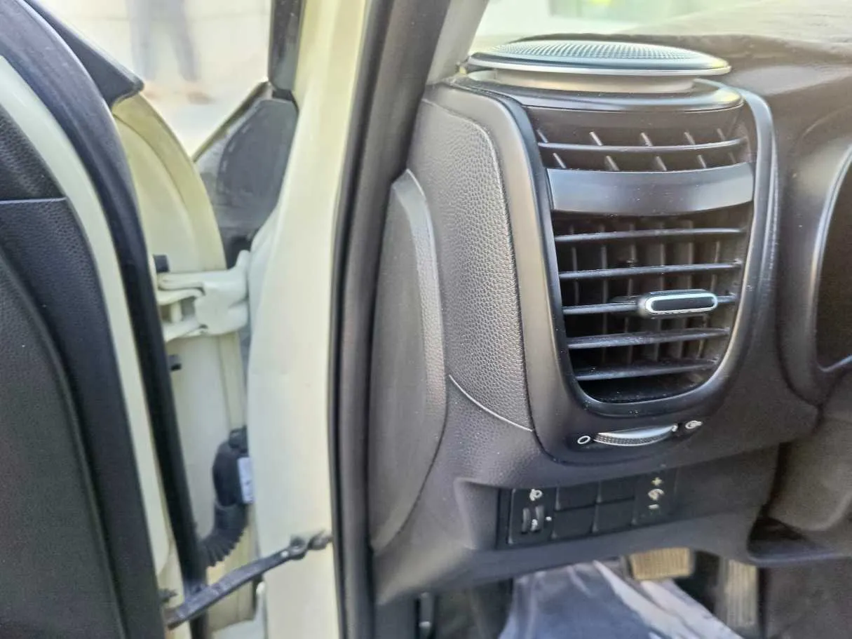 Car image 32