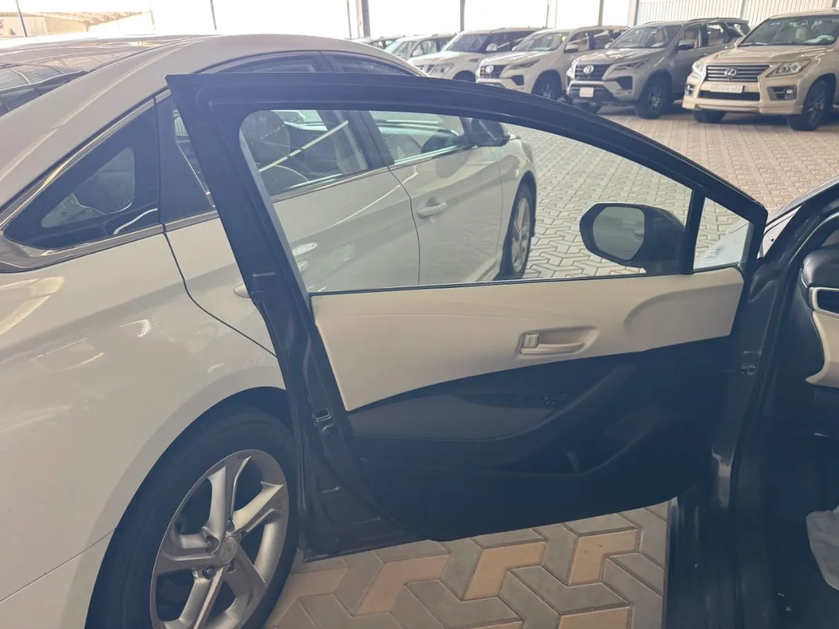 Car image 8