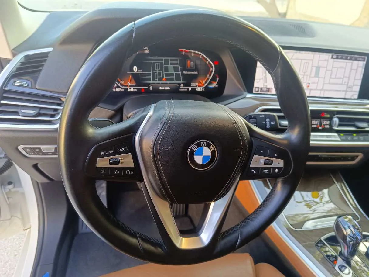 Car image 25