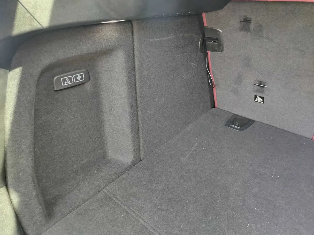 Car image 30