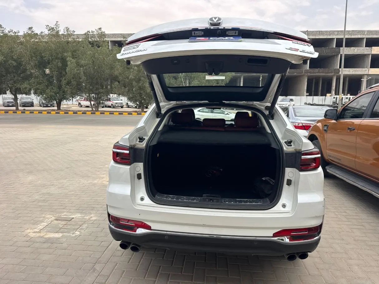 Car image 18