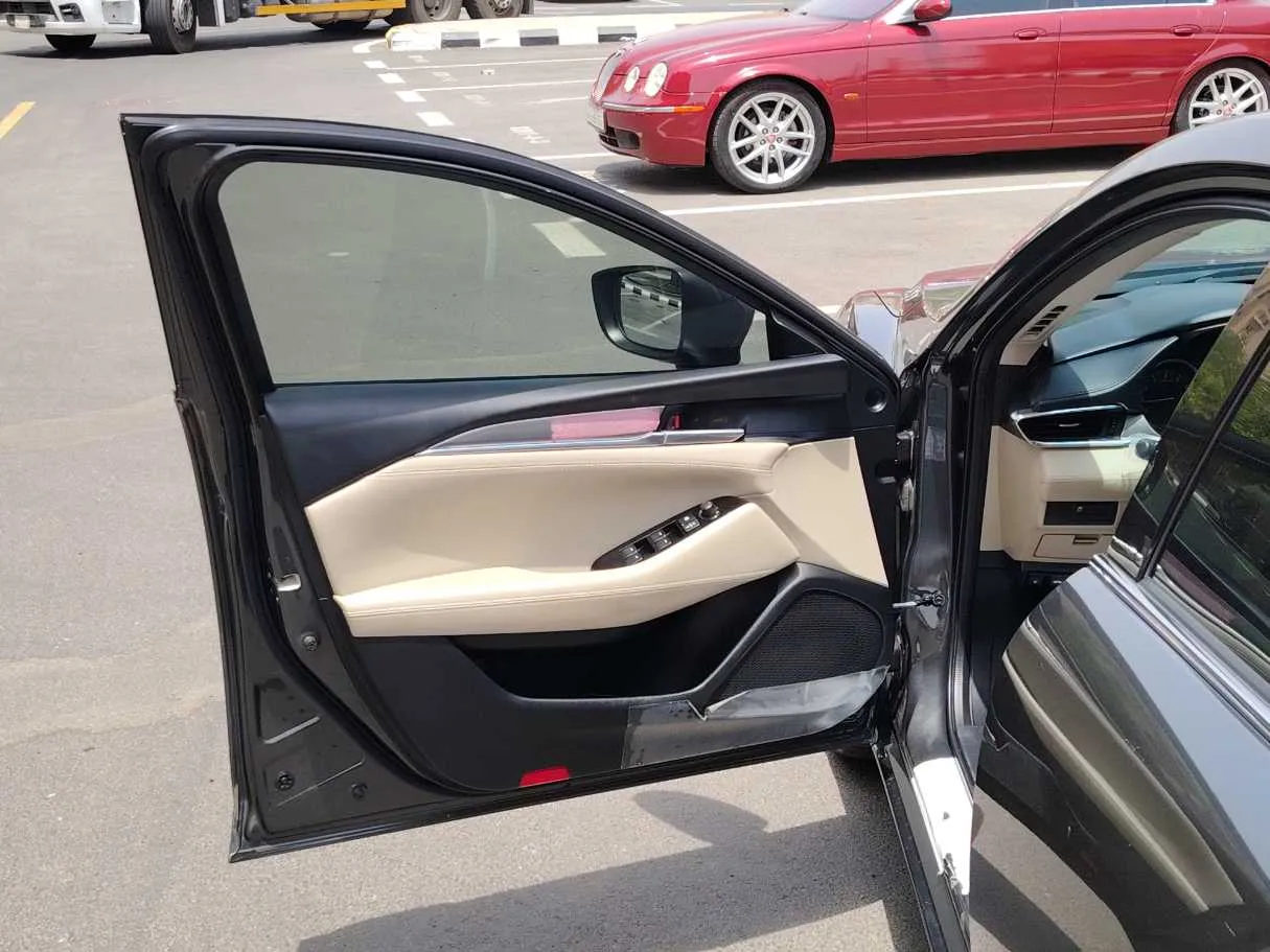 Car image 11