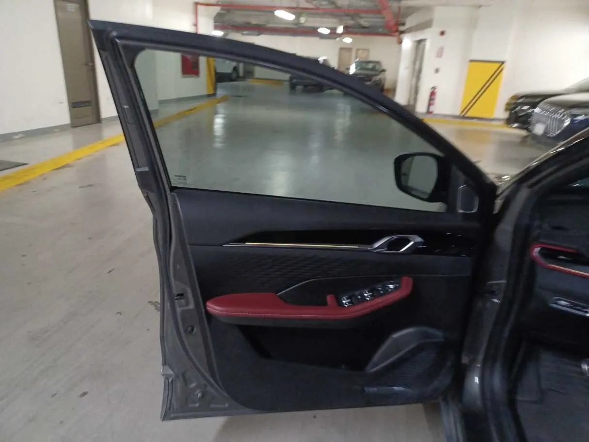 Car image 10