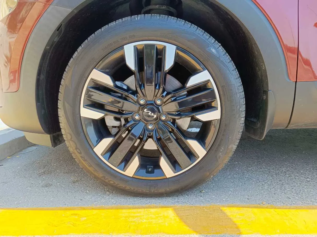 Car image 10