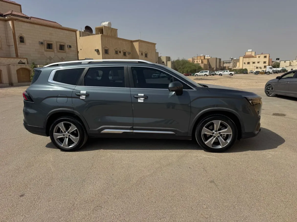 Car image 4