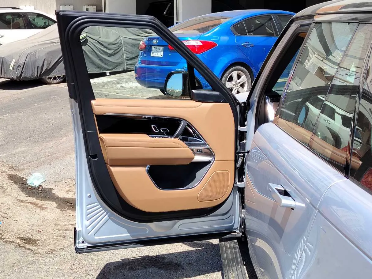 Car image 11