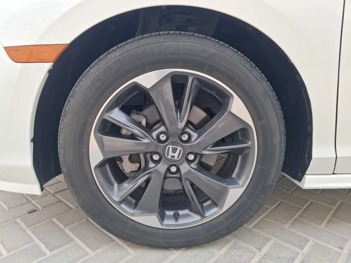 Car image 9