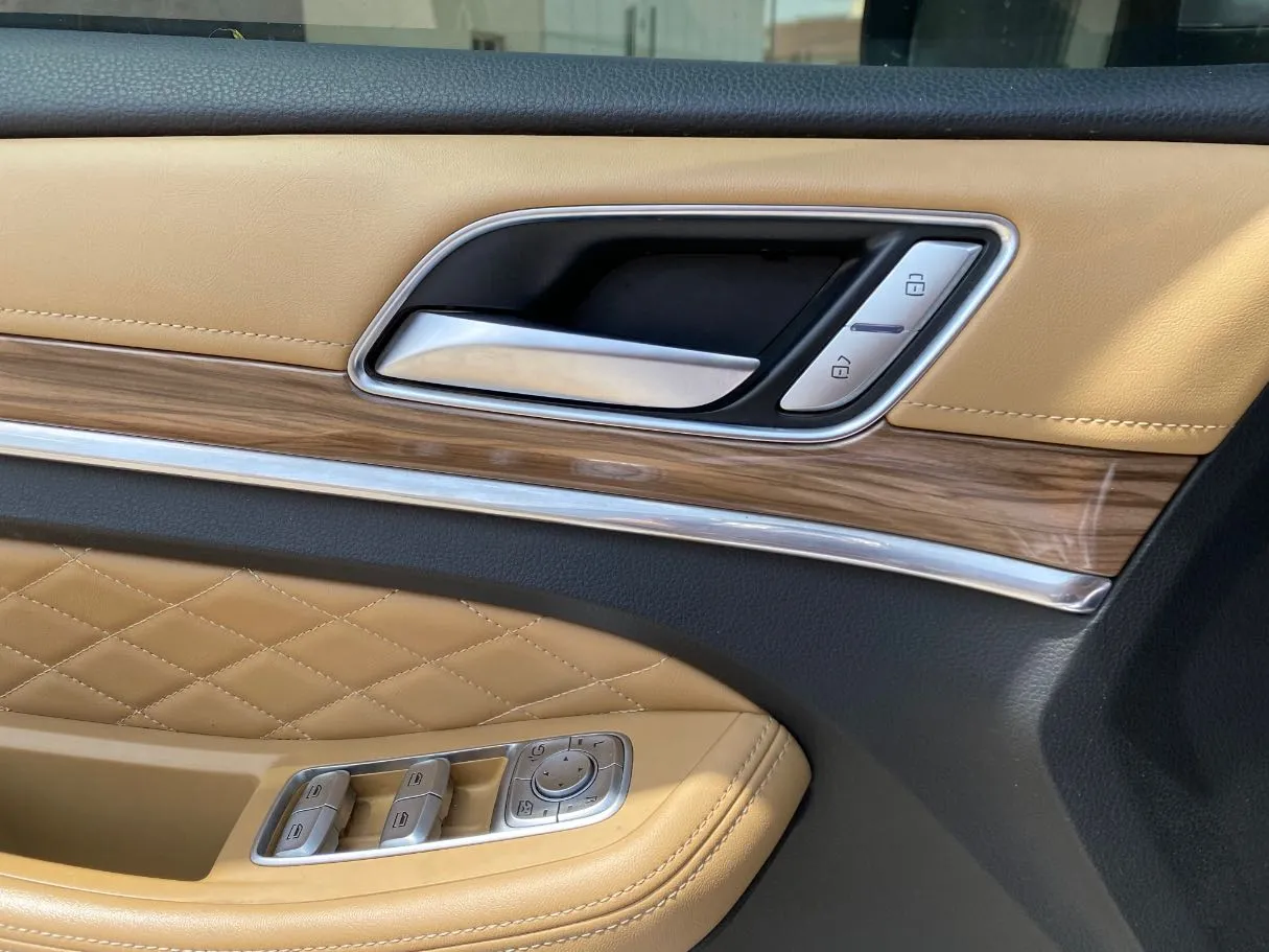 Car image 25