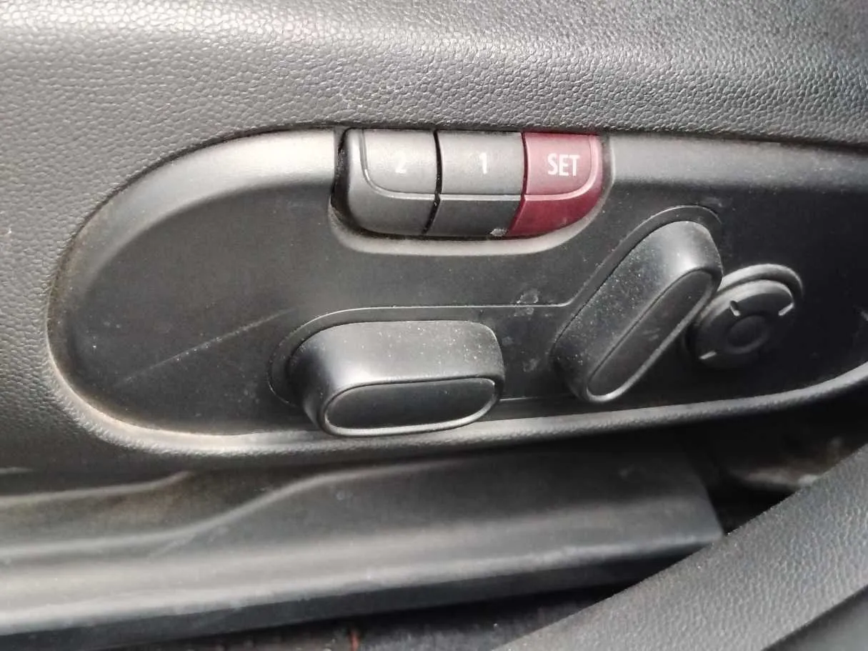 Car image 27