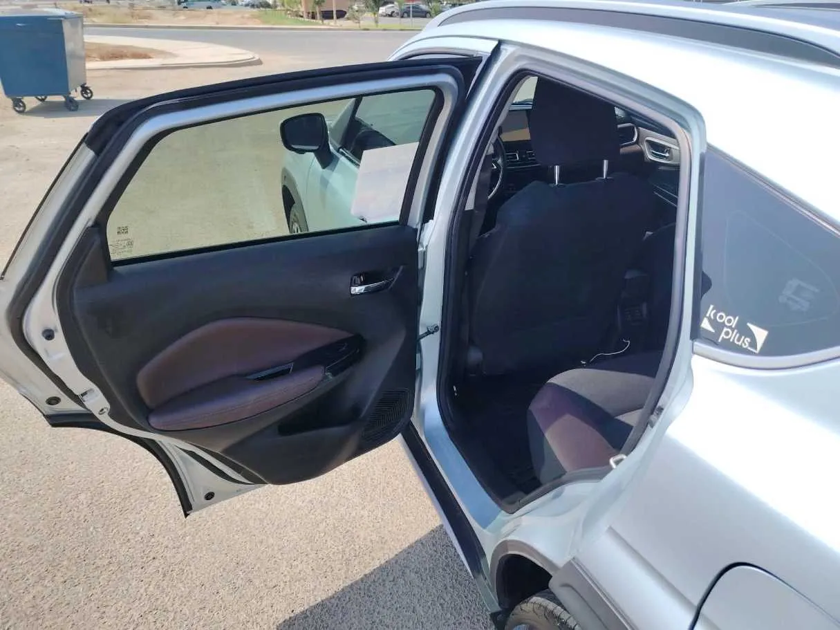 Car image 16