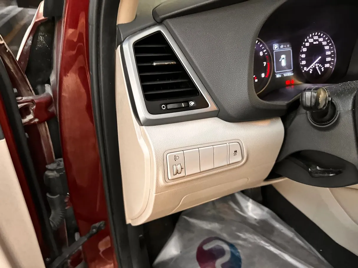Car image 25