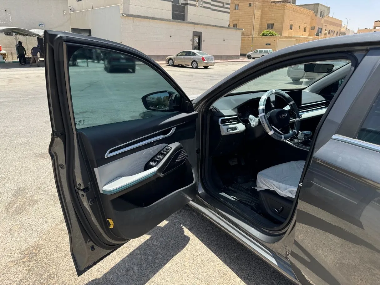 Car image 10