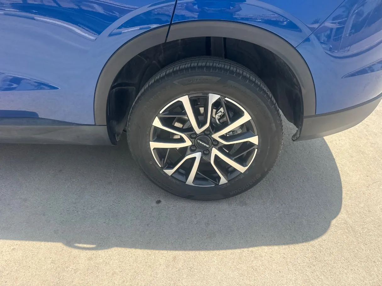 Car image 9