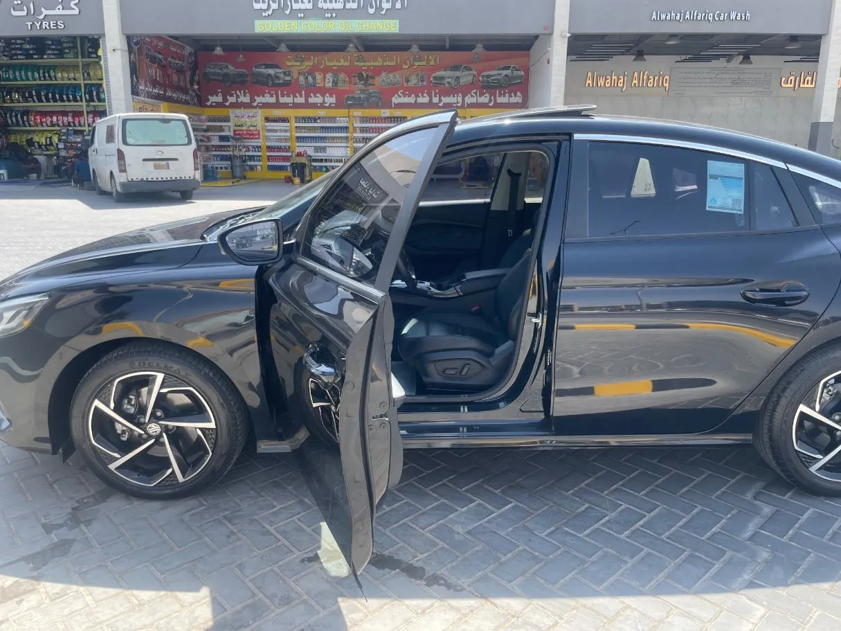 Car image 12