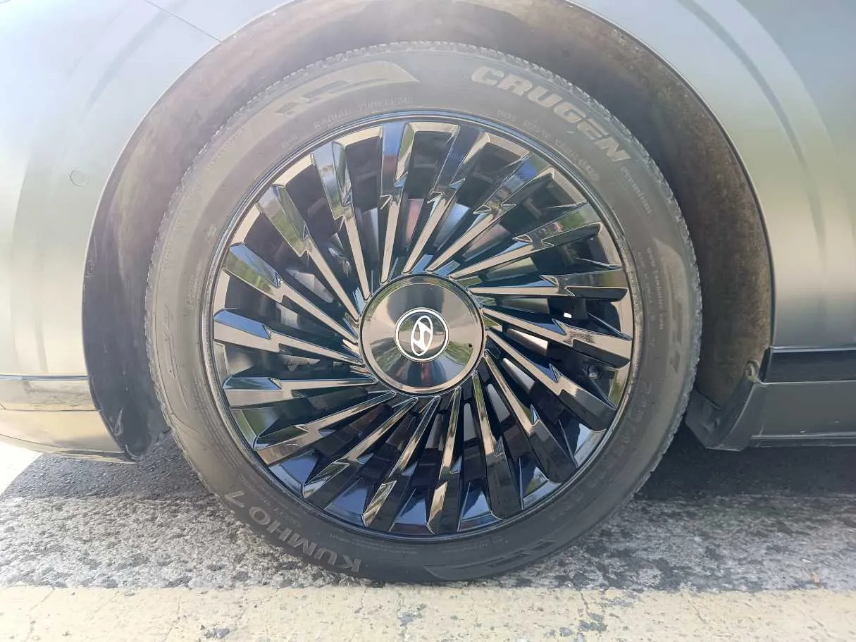 Car image 9