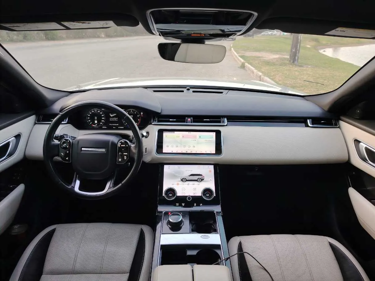 Car image 19