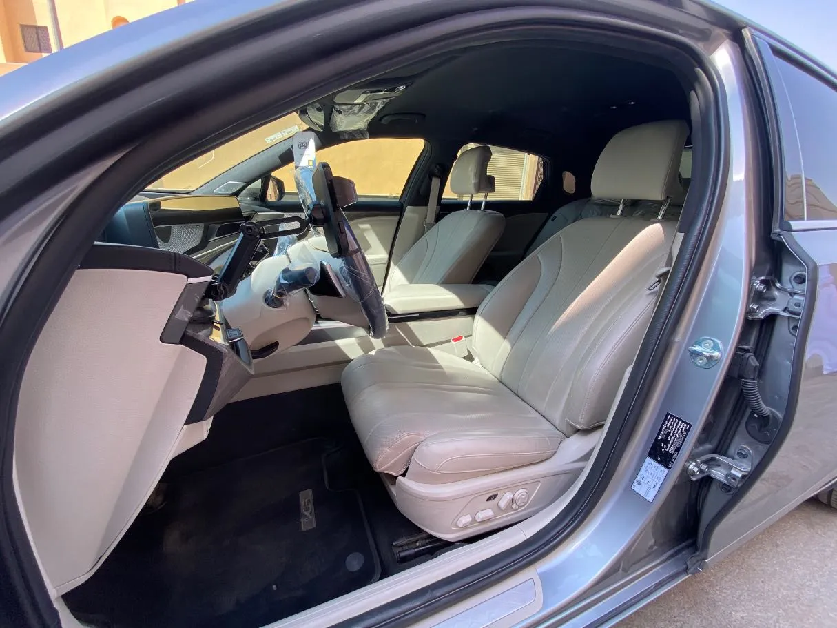 Car image 11