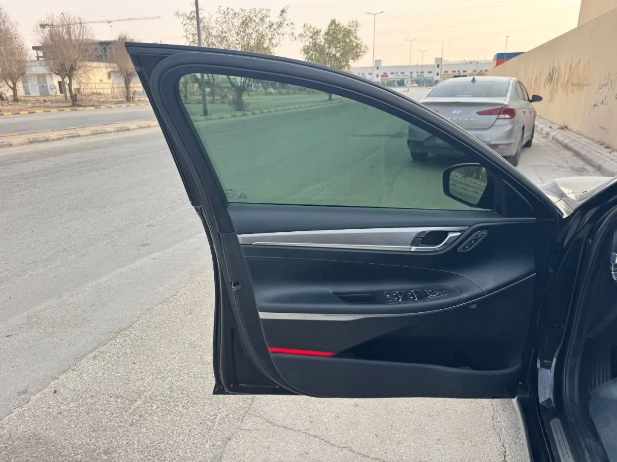 Car image 10