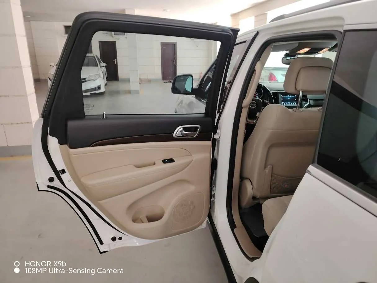 Car image 17