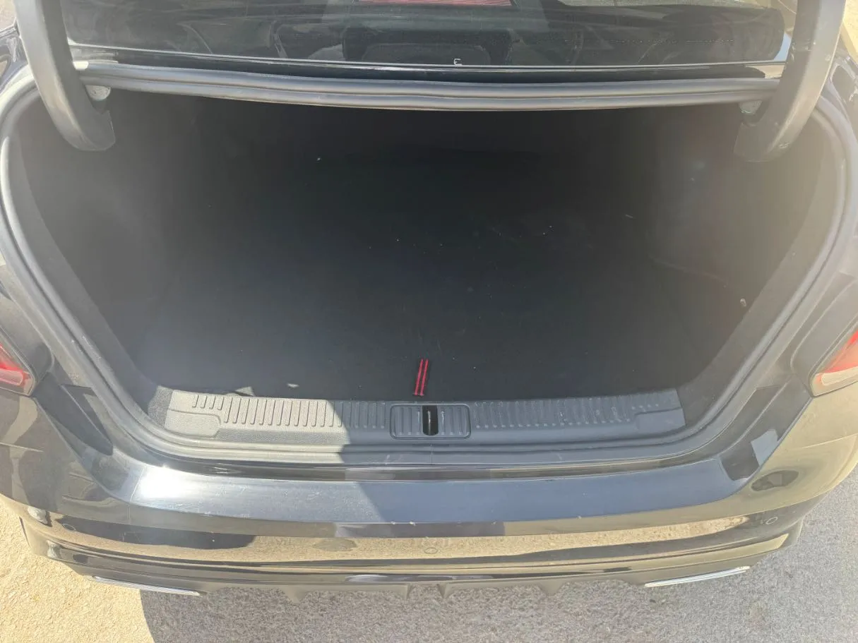 Car image 19