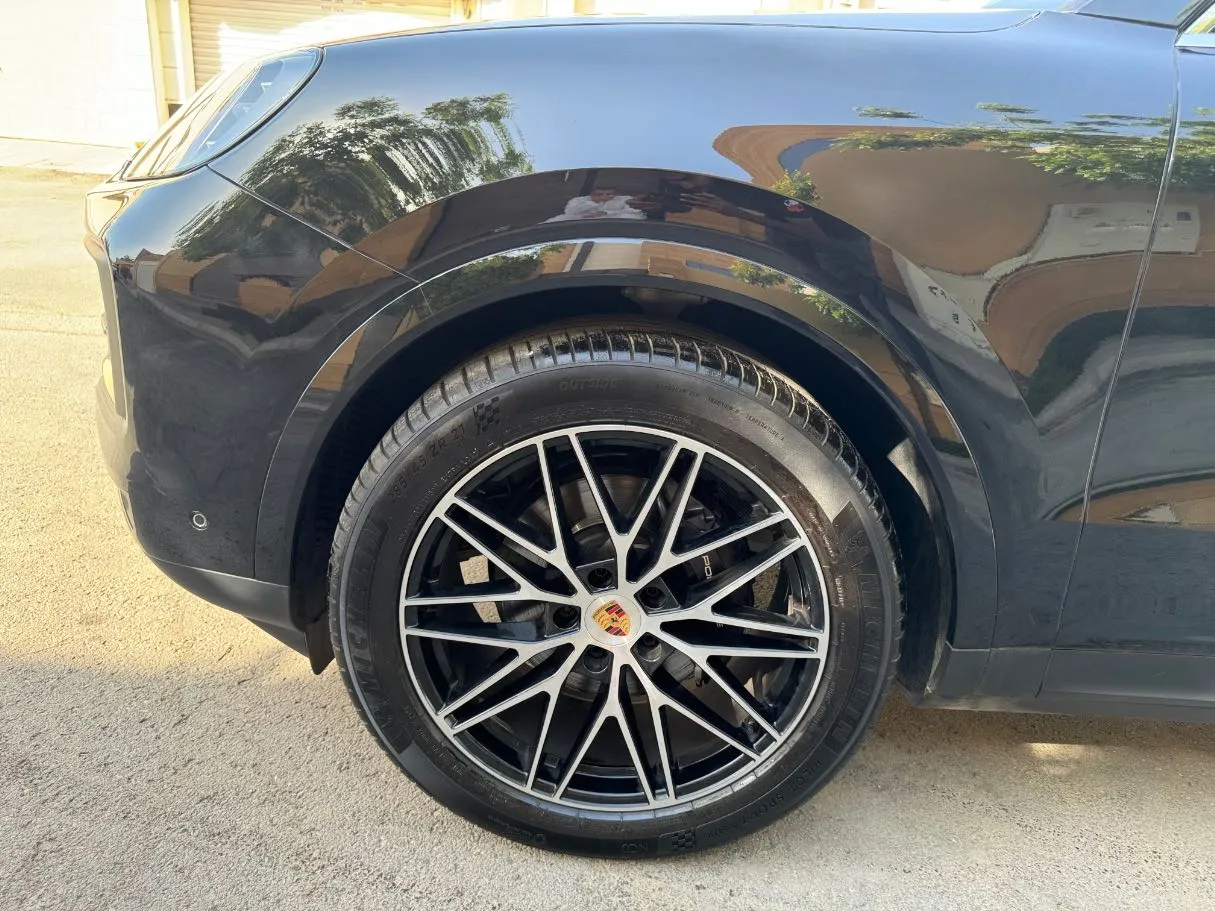 Car image 9