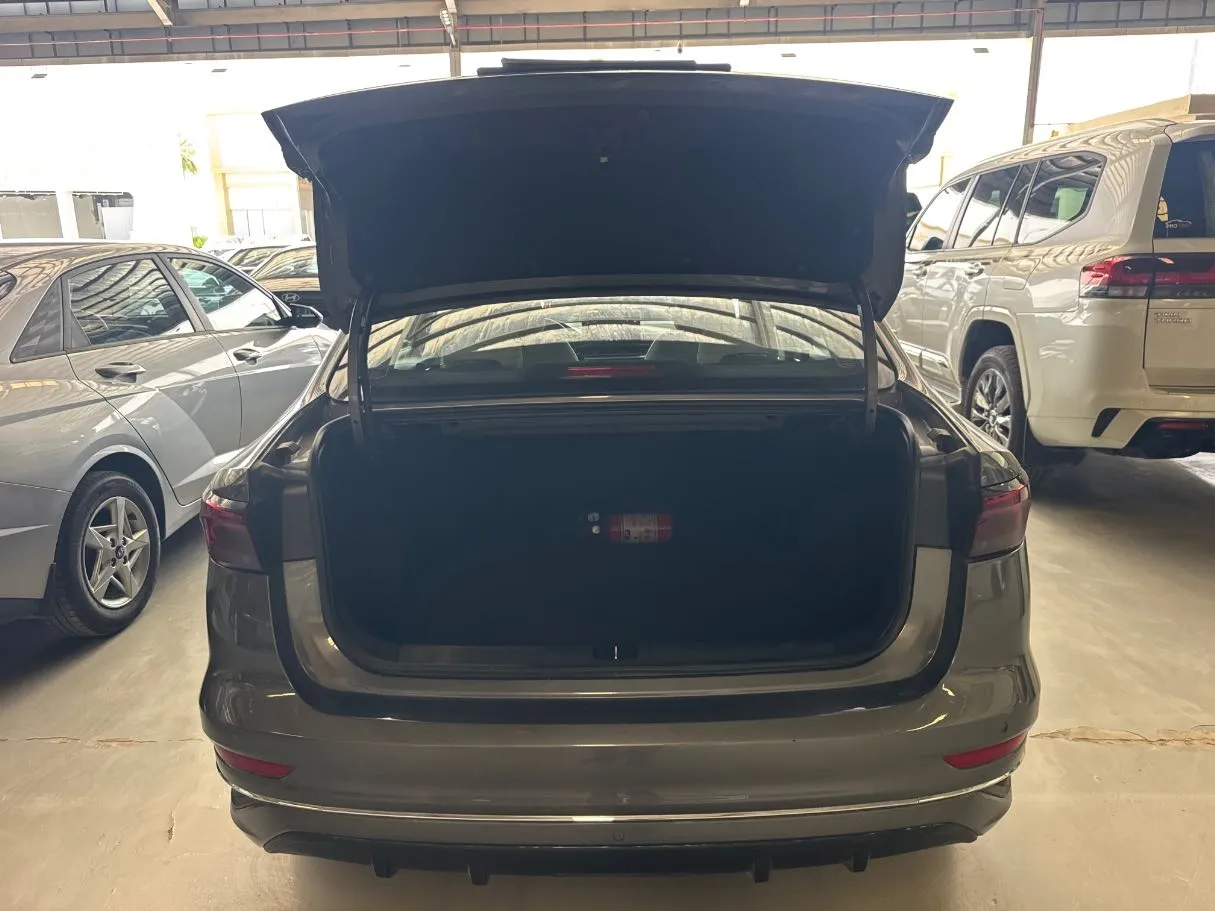 Car image 17