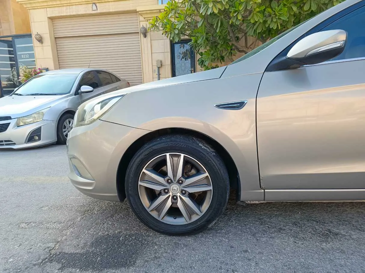 Car image 9
