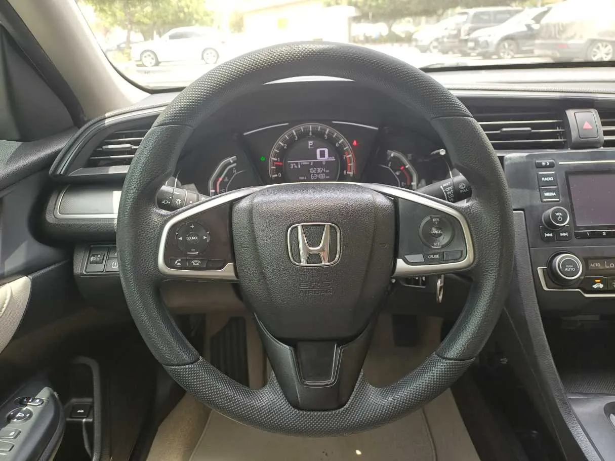 Car image 18