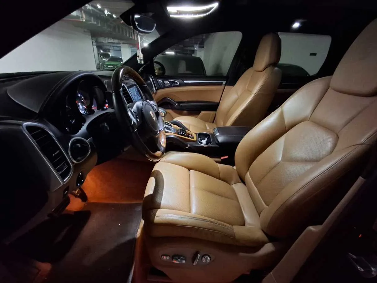 Car image 12
