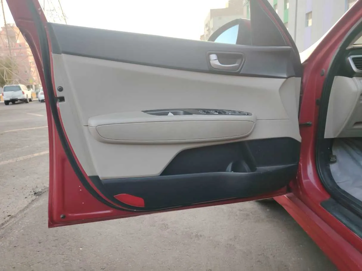 Car image 10