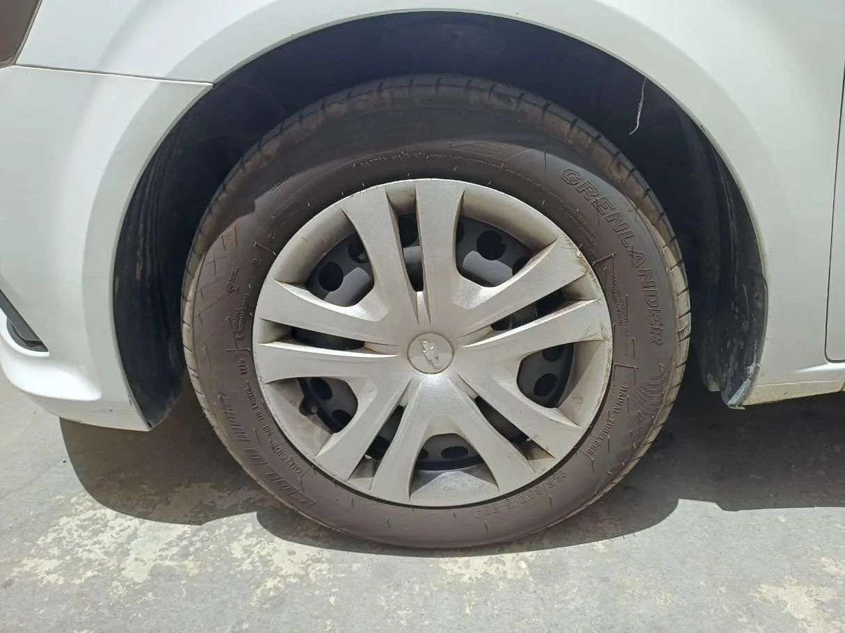 Car image 9