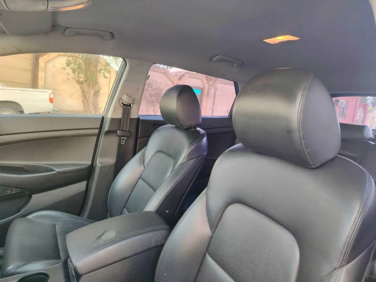 Car image 14