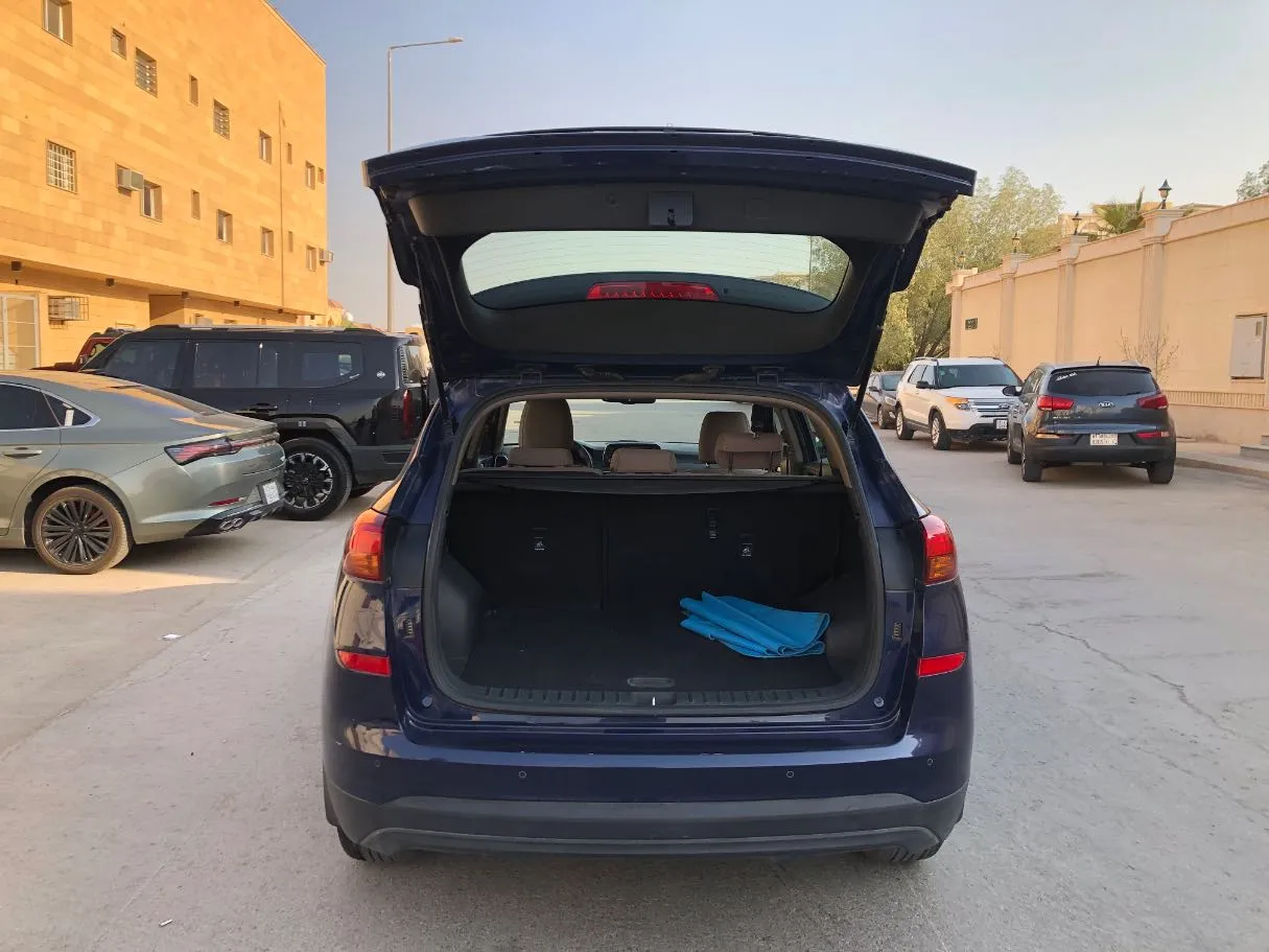 Car image 19
