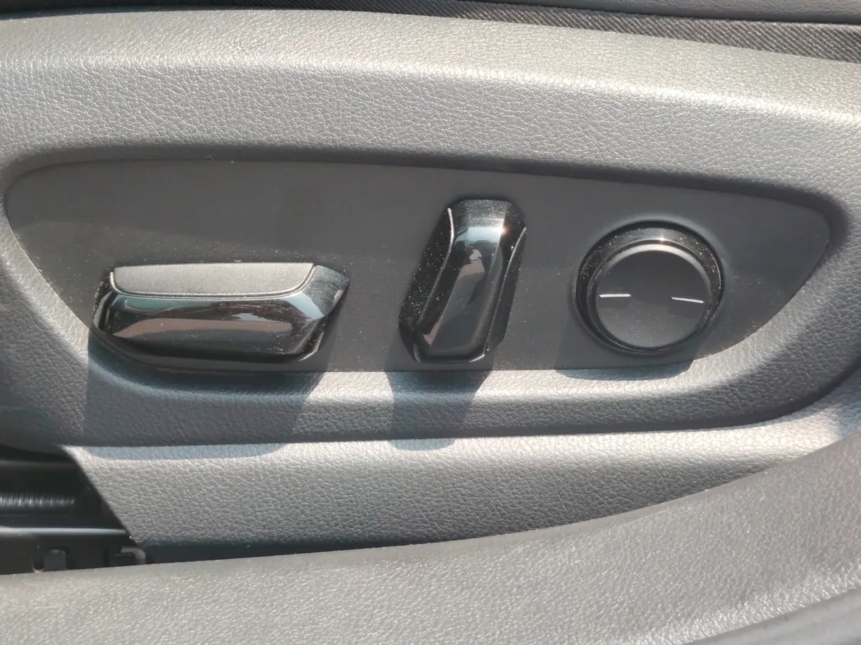 Car image 30