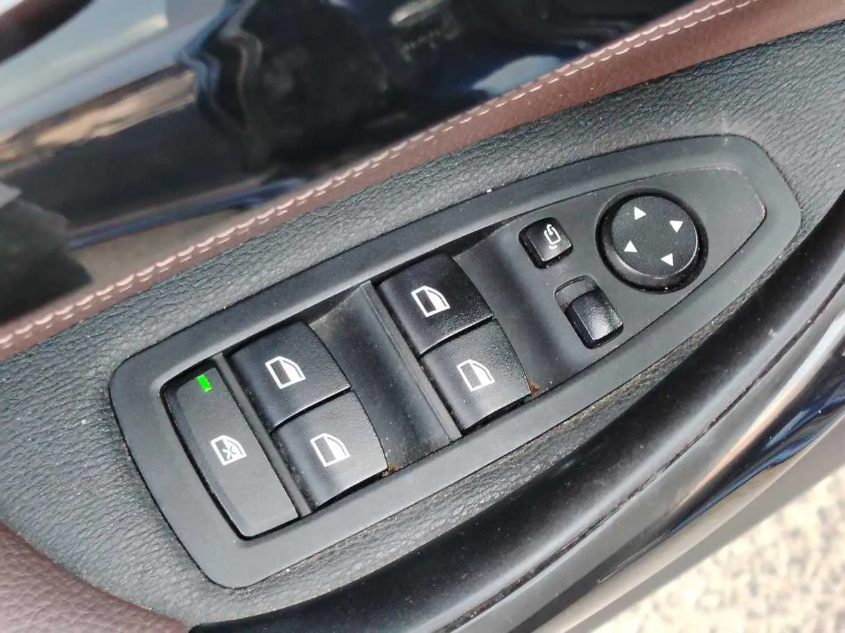 Car image 32