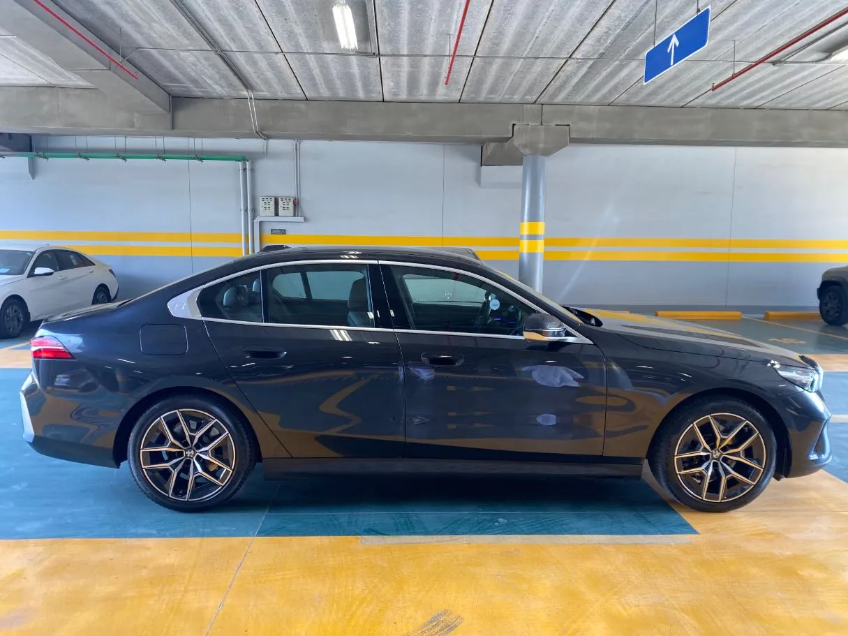 Car image 4