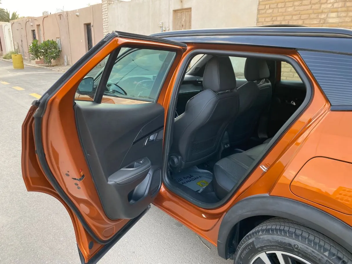 Car image 12