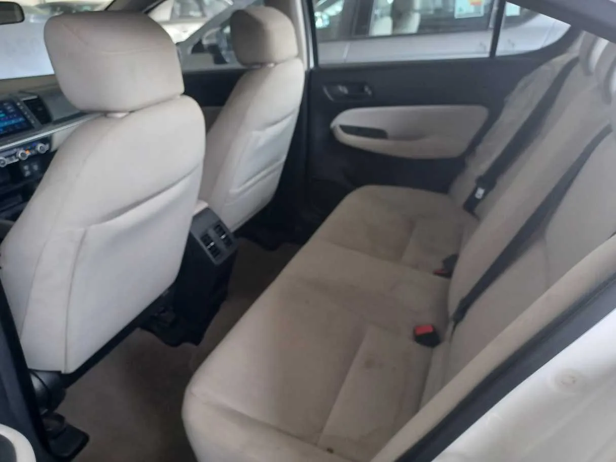 Car image 14