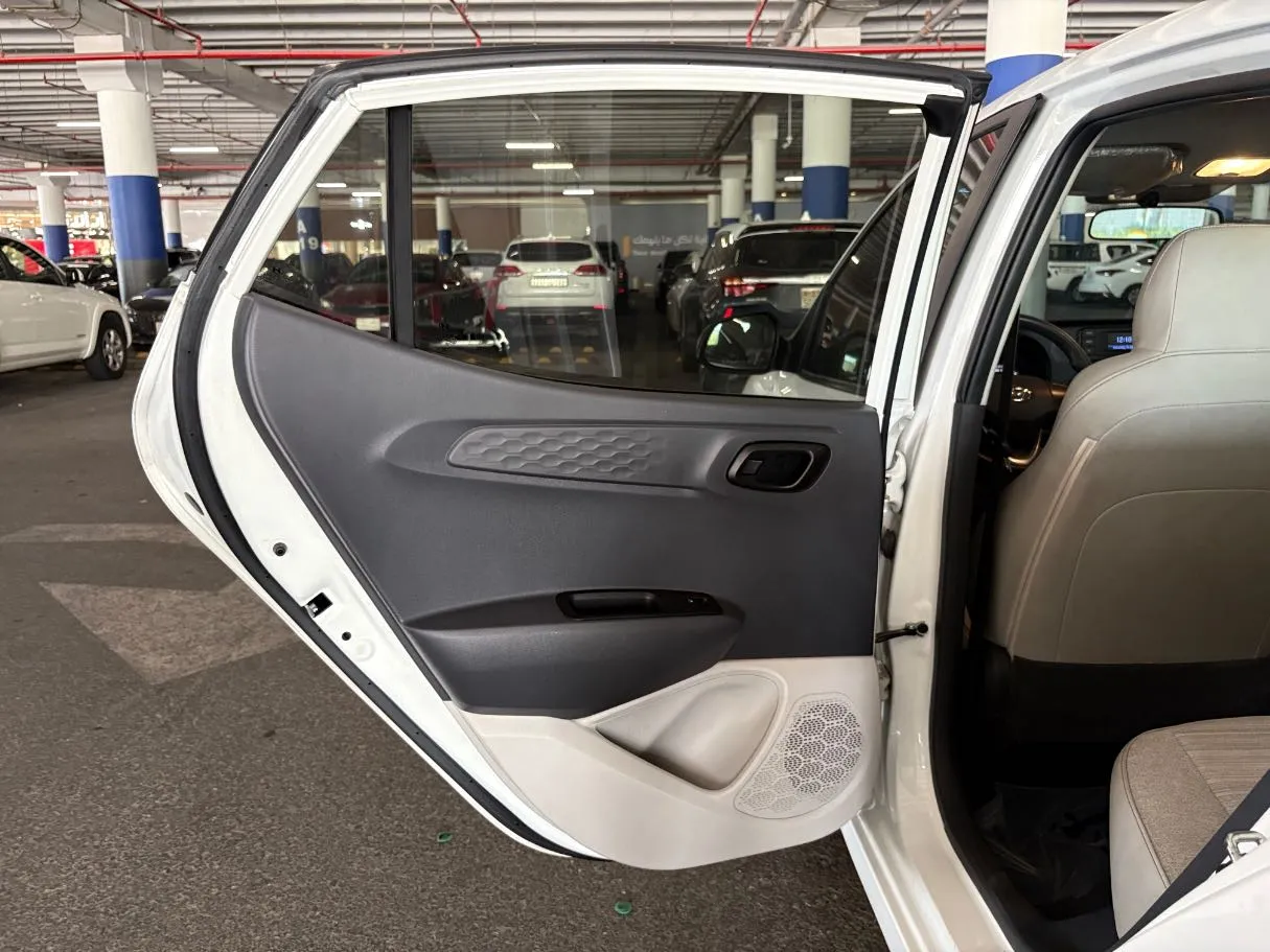Car image 14