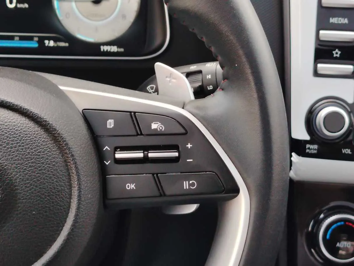 Car image 26