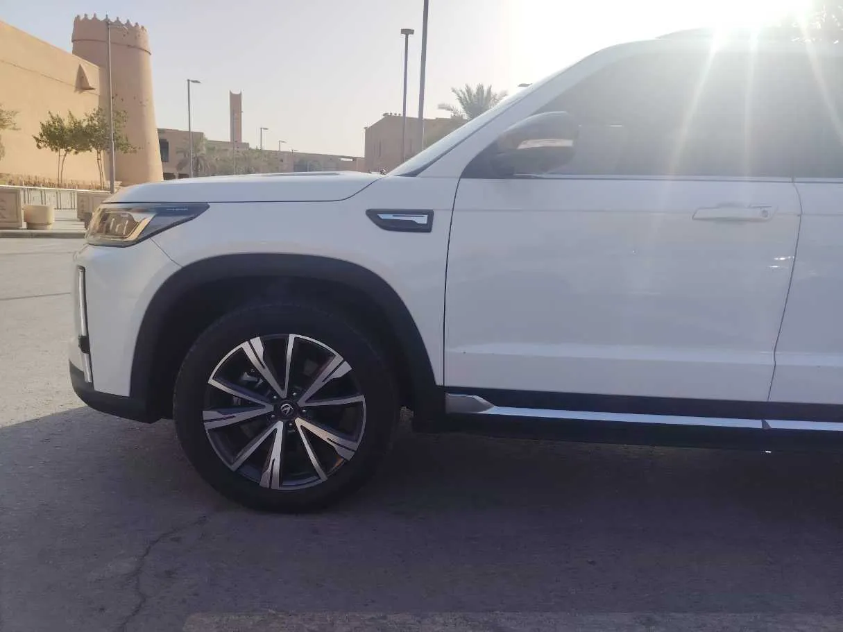Car image 9