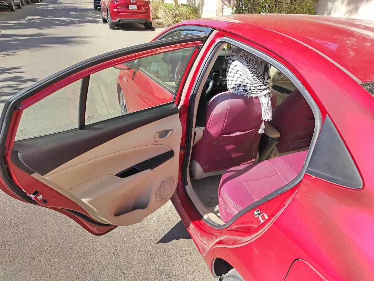 Car image 14